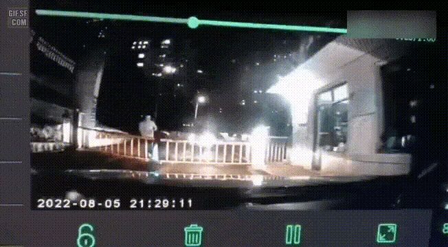 차단봉의 위험성.gif