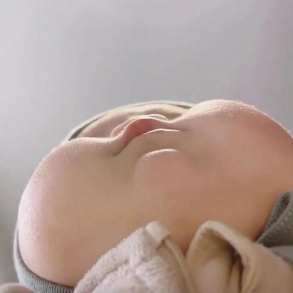 아래에서 본 애기 볼따구 