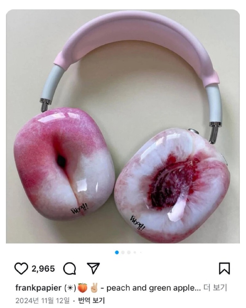 복숭아 스킨을 씌운 헤드폰 